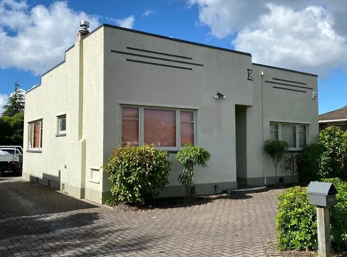 Art Deco 2 Bedroom House *